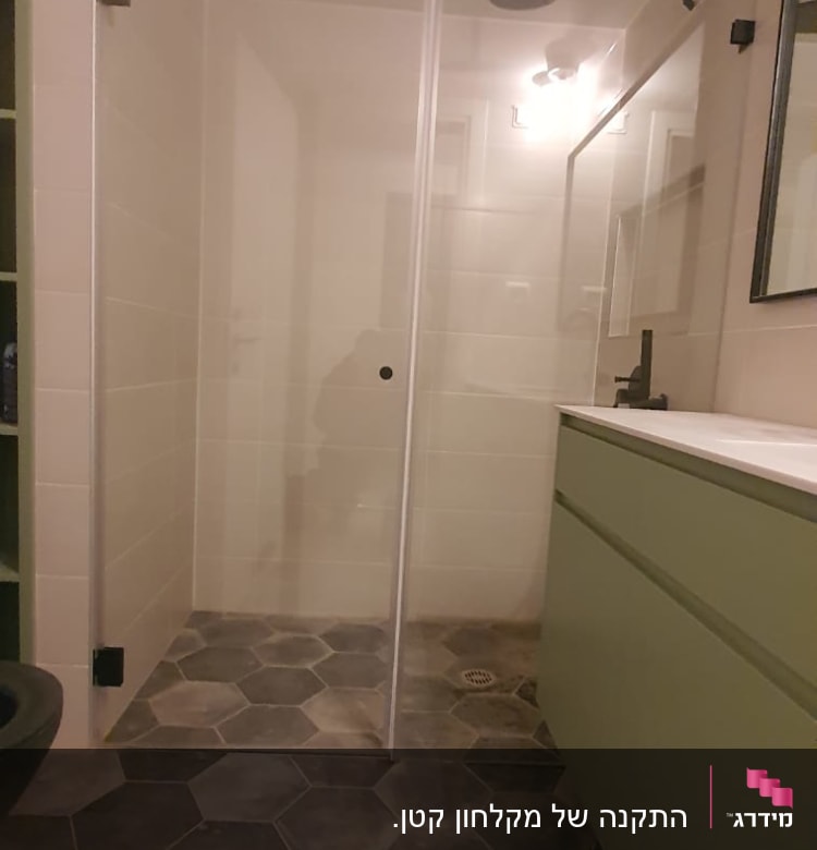 מקלחת עם ראש גשם ודלת זכוכית